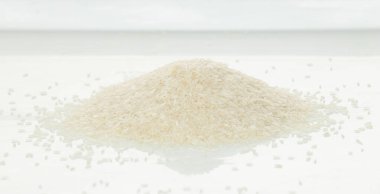 Japon pilavı yığını, soyut bulut grubundan dökülen beyaz buğday şeritleri. Havadaki güzel tam tohum pilavı, yiyecek nesnesi tasarımı. Seçici odak dondurma görüntüsü beyaz arkaplan izole