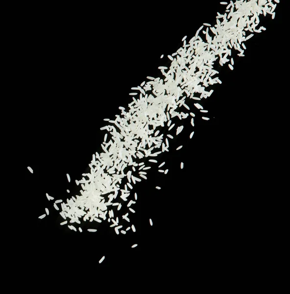 日本の米の爆発飛んで 白い穀物の価格は抽象的な雲が飛ぶ爆発する 空気中の美しい完全な種子の米スプラッシュ 食品オブジェクトのデザイン 選択的フォーカスフリーズショット黒の背景が隔離 — ストック写真