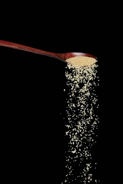 Brauner Zucker Fällt Brauner Kornzucker Ergießt Sich Vom Kochlöffel Herab — Stockfoto