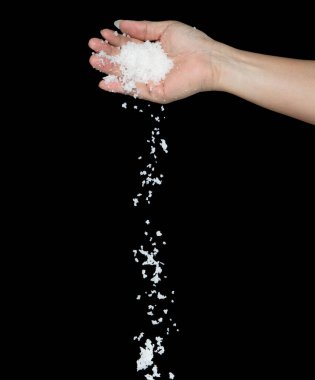 Tuz patlaması, kristal beyaz tahıl tuzu soyut bulut sineği patlaması. Güzel tohum tuzu havaya sıçrıyor, yiyecek nesnesi tasarımı. Seçici odak dondurucu çekim siyah arkaplan izole