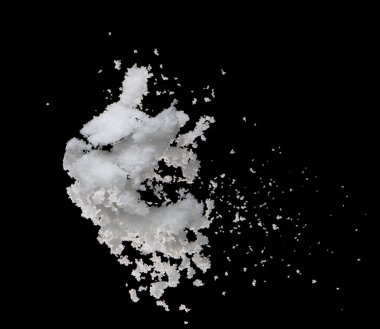 Düşen karların fotoğrafı, büyük, büyük, büyük kar yağışları. Siyah arkaplandaki dondurucu çekim izole edildi. Yumuşak beyaz kar taneleri bulutları havada uçuşuyor. Gerçek Kar yüksek hız kepengi