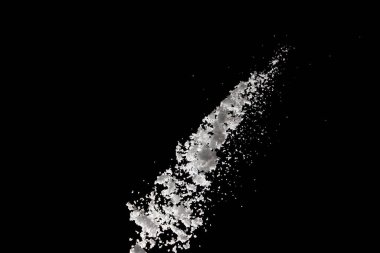 Düşen karların fotoğrafı, büyük, büyük, büyük kar yağışları. Siyah arkaplandaki dondurucu çekim izole edildi. Yumuşak beyaz kar taneleri bulutları havada uçuşuyor. Gerçek Kar yüksek hız kepengi