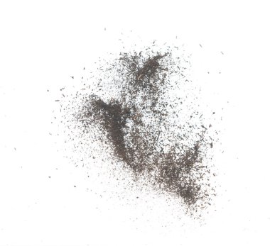 Siyah kurutulmuş çay patlamış. Küçük ölçekli çay yaprağı uçan patlama, soyut bulut sineği. Kahverengi çay serpintisi hava veriyor. Beyaz arka plan izole edilmiş yüksek hızlı deklanşör, dondurucu fırlatma