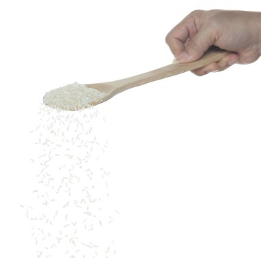 Japon pirinci düşer, soyut bulutlardan dökülen beyaz tanecikler kaşıktan uçar. Havadaki güzel tam tohum pilavı, yiyecek nesnesi tasarımı. Seçici odak dondurma görüntüsü beyaz arkaplan izole