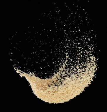 Kahverengi şeker patlaması, kahverengi tahıl şekeri soyut bulut sineği patlaması. Güzel tohum, şeker kamışı, havaya sıçrama, yiyecek nesnesi tasarımı. Seçici odak dondurucu çekim Siyah arkaplan izole