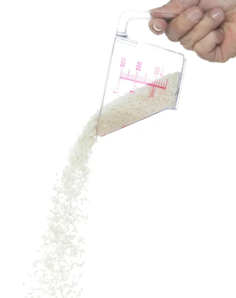 日本水稻掉落 白粒飘落在抽象的云雾中 从量杯飞出 美丽完整的稻种在空气中 食物对象的设计 选择性聚焦冻结拍摄白色背景隔离 — 图库照片