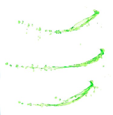 Doğadan gelen yeşil meyve suyu havaya sıçrar. Su yeşili yapraklar gökyüzünden dökülür ve saf doğal olarak arıtılır. Beyaz arkaplan üzerine su sıçrayan birçok şekil biçimi izole edildi.