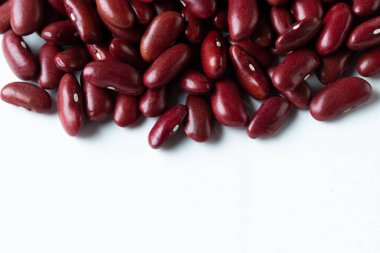 Kırmızı fasulye yığını, soyut bulut grubuna dökülen kırmızı tahıl taneleri. Güzel bir bezelye tohumu, yiyecek nesnesi tasarımı. Seçici odak dondurma görüntüsü beyaz arkaplan izole