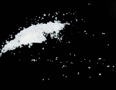 Tuz patlaması, kristal beyaz tahıl tuzu soyut bulut sineği patlaması. Güzel tohum tuzu havaya sıçrıyor, yiyecek nesnesi tasarımı. Seçici odak dondurucu çekim siyah arkaplan izole