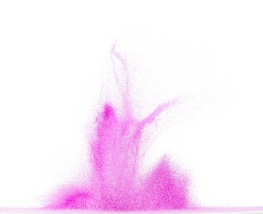 Küçük ölçekli mor kum uçan patlama, menekşe kum tanecikleri patlar. Soyut bulut sineği. Mor renkli kum sıçraması havayı içine atıyor. Beyaz arka plan izole edilmiş yüksek hızlı deklanşör, dondurucu fırlatma