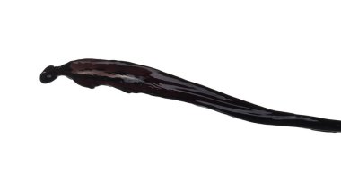 Beyaz zemin üzerine dökülen ham petrol akışı izole edilmiş. Siyah su sıvısı çizgiden aşağı düşüyor. Siyah mürekkep, kahve, dökülen damlalar altın ham petrol ya da yapışkan su gibi. 