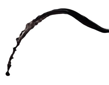 Beyaz zemin üzerine dökülen ham petrol akışı izole edilmiş. Siyah su sıvısı çizgiden aşağı düşüyor. Siyah mürekkep, kahve, dökülen damlalar altın ham petrol ya da yapışkan su gibi. 