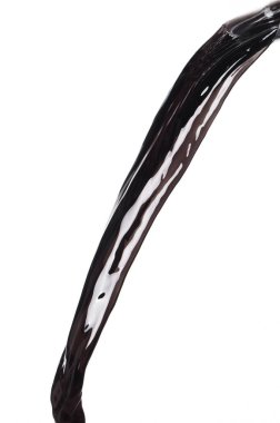 Beyaz zemin üzerine dökülen ham petrol akışı izole edilmiş. Siyah su sıvısı çizgiden aşağı düşüyor. Siyah mürekkep, kahve, dökülen damlalar altın ham petrol ya da yapışkan su gibi. 