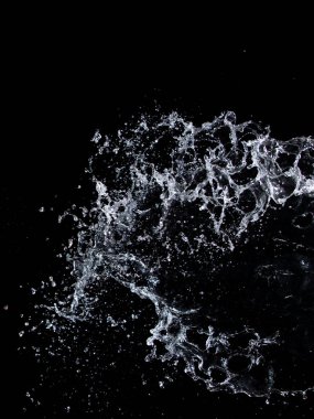 Şekil şeklindeki su damlası, havada dalgalanan su saldırısına dönüşür ve hareketsiz atışı durdurur. Doku grafik kaynak elementleri için su sıçrat, siyah arkaplan izole edildi
