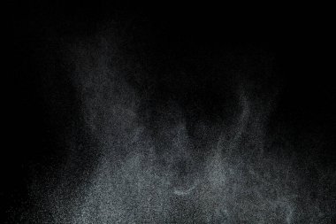 Milyonlarca yıldız tozu, yağan yağmurun, yağan karın, şiddetli kar fırtınasının fotoğrafı. Siyah arkaplandaki dondurucu çekim izole edildi. Sprey su dumanı rüzgardaki yıldız parçacığı gibi