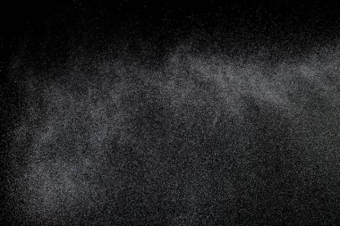 Milyonlarca yıldız tozu, yağan yağmurun, yağan karın, şiddetli kar fırtınasının fotoğrafı. Siyah arkaplandaki dondurucu çekim izole edildi. Sprey su dumanı rüzgardaki yıldız parçacığı gibi