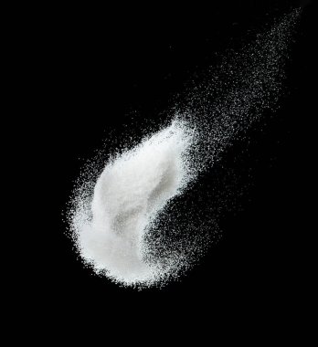 Milyonlarca beyaz kum patlaması, yağan kar yağışının fotoğrafı, şiddetli kar fırtınası. Siyah arkaplandaki dondurucu çekim izole edildi. Parçacık bilimi olarak ince ince tuz kumları