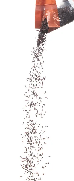 袋から下に注ぐベリー米 黒紫色のベリー穀物の波 空気中に落ちる浮動小数点 ライスベリーは有機健康食品です 白の背景隔離された高速シャッター 凍結停止運動 — ストック写真
