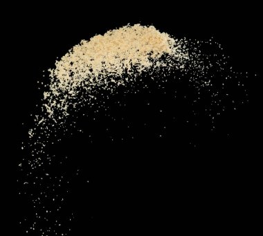 Kahverengi şeker patlaması, kahverengi tahıl şekeri soyut bulut sineği patlaması. Güzel tohum, şeker kamışı, havaya sıçrama, yiyecek nesnesi tasarımı. Seçici odak dondurucu çekim Siyah arkaplan izole