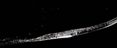 Su borusundan dökülen şekil, havadaki çam suyuna düşer ve hareketli dondurucu atışı durdurur. Şekil çizgisi dokusu için su dökün Grafik kaynak elementleri, siyah arkaplan izole