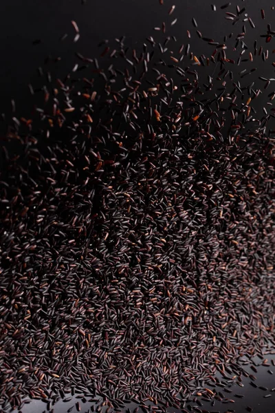 Riceberry Rice Pouring Bag Black Purple Berry Grain Wave Floating — Stock fotografie