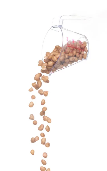 ピーナッツの秋 茶色の穀物ピーナッツ爆発抽象的な雲のカップを測定から飛ぶ 美しい完全な種子エンドウ豆ピーナッツ 食品オブジェクトのデザイン 選択的フォーカスフリーズショット白の背景が隔離 — ストック写真