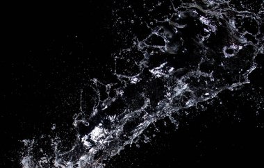 Şekil şeklindeki su damlası, havada dalgalanan su saldırısına dönüşür ve hareketsiz atışı durdurur. Doku grafik kaynak elementleri için su sıçrat, siyah arkaplan izole edildi