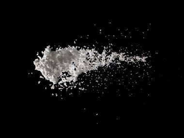 Düşen karların fotoğrafı, büyük, büyük, büyük kar yağışları. Siyah arkaplandaki dondurucu çekim izole edildi. Yumuşak beyaz kar taneleri bulutları havada uçuşuyor. Gerçek Kar yüksek hız kepengi