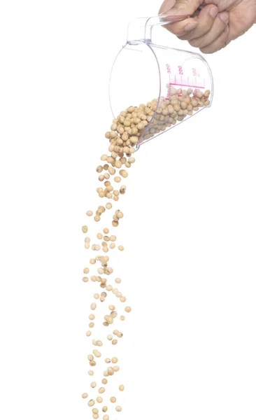 大豆の秋 黄色の穀物の豆爆発抽象的な雲のカップを測定から飛ぶ 美しい完全な種子エンドウ豆大豆 食品オブジェクトのデザイン 選択的フォーカスフリーズショット白の背景が隔離 — ストック写真