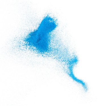 Küçük ölçekli mavi kum uçan patlama, okyanus kum tanecikleri patlar. Soyut bulut sineği. Mavi renkli kum sıçraması hava veriyor. Beyaz arka plan izole edilmiş yüksek hız deklanşörü, dondurucu atış