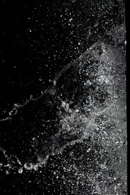 Suyun Blur Defocus görüntüsü duvara çarptı ve damla şeklinde patladı. Su saldırısı çarpışması ve havada kanat çırpma miktarı. Hareketsiz çekimi durdurun. Doku elementleri için su sıçrat