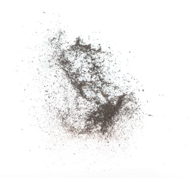 Siyah kurutulmuş çay patlamış. Küçük ölçekli çay yaprağı uçan patlama, soyut bulut sineği. Kahverengi çay serpintisi hava veriyor. Beyaz arka plan izole edilmiş yüksek hızlı deklanşör, dondurucu fırlatma