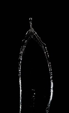 Su borusundan dökülen şekil, havadaki çam suyuna düşer ve hareketli dondurucu atışı durdurur. Şekil çizgisi dokusu için su dökün Grafik kaynak elementleri, siyah arkaplan izole