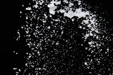 Düşen karların fotoğrafı, büyük, büyük, büyük kar yağışları. Siyah arkaplandaki dondurucu çekim izole edildi. Yumuşak beyaz kar taneleri bulutları havada uçuşuyor. Gerçek Kar yüksek hız kepengi