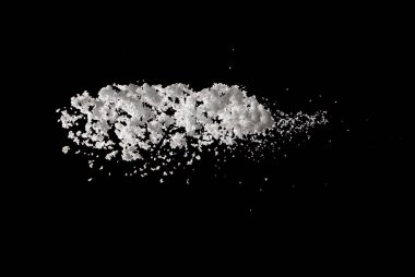 Düşen karların fotoğrafı, büyük, büyük, büyük kar yağışları. Siyah arkaplandaki dondurucu çekim izole edildi. Yumuşak beyaz kar taneleri bulutları havada uçuşuyor. Gerçek Kar yüksek hız kepengi