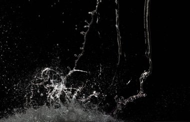 Suyun Blur Defocus görüntüsü duvara çarptı ve damla şeklinde patladı. Su saldırısı çarpışması ve havada kanat çırpma miktarı. Hareketsiz çekimi durdurun. Doku elementleri için su sıçrat