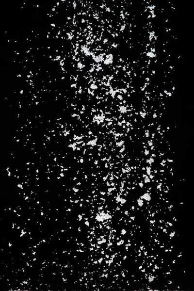 照片上的降雪图片 大小大雪 冻结拍摄黑色背景孤立覆盖 蓬松的白色雪花在半空中飞溅着云彩 真正的雪高速快门 — 图库照片