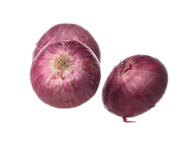 Shallotlar havada uçuşuyor, kırmızı taze sebze baharatlı soğan yüzüyor. Organik taze bitkisel arpacık soğanı kökünün yuvarlanması tamamlandı. Beyaz arkaplan izole edilmiş yüksek hız deklanşörü