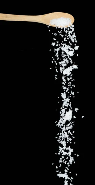 塩の秋 結晶粒白ピーナッツ抽象的な雲が爆発木製のスプーンから飛ぶ 美しい完全な種子塩 食品オブジェクトのデザイン 選択的フォーカスフリーズショット黒の背景を隔離 — ストック写真
