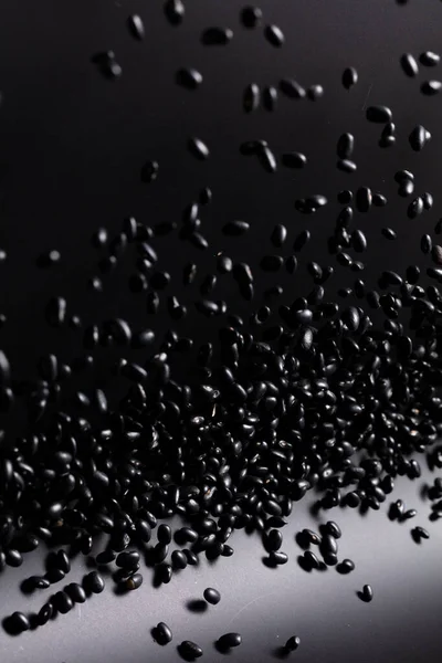 Zwarte Bean Vliegende Explosie Zwarte Graanbonen Exploderen Abstracte Wolk Vliegen — Stockfoto