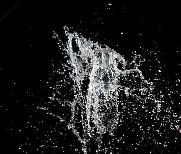 水撞到墙面 爆炸成滴滴 在空中爆炸中 水的攻击和飞溅的数量 停止运动冻结射击 质地成分用 黑色背景隔离 — 图库照片