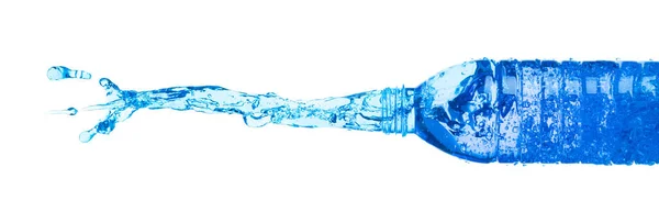塑料瓶中的饮用水在半空中飘扬 淡水塑料瓶飘扬爆炸 食水塑料瓶倒入空气 白底隔离冷冻运动高速 — 图库照片