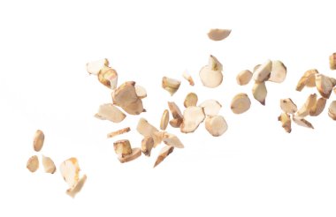 Galangal havada uçuyor, taze sebze baharatı kabuğu düşüyor. Organik taze bitkisel galangal kökü kafa kesimi, kesik kesik doku. Beyaz arkaplan izole edilmiş yüksek hız deklanşörü