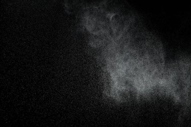 Milyonlarca yıldız tozu, yağan yağmurun, yağan karın, şiddetli kar fırtınasının fotoğrafı. Siyah arkaplandaki dondurucu çekim izole edildi. Sprey su dumanı rüzgardaki yıldız parçacığı gibi