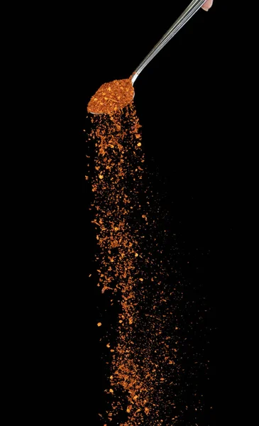 赤唐辛子秋 唐辛子 抽象的な雲の爆発銀スプーンから飛ぶ 美しい完全な種子肌寒い 食品オブジェクトのデザイン 選択的フォーカスフリーズショット黒の背景を隔離 — ストック写真