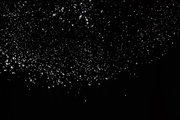照片上的降雪图片 大小大雪 冻结拍摄黑色背景孤立覆盖 蓬松的白色雪花在半空中飞溅着云彩 真正的雪高速快门 — 图库照片