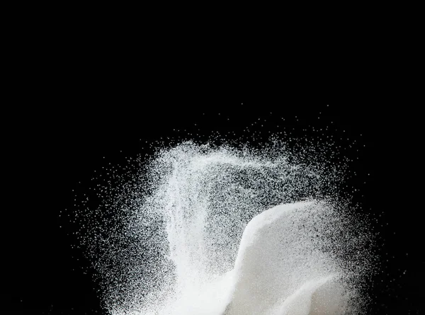 何百万もの白い砂の爆発 シャワー雪 大雪の嵐飛んで落下の写真の画像 黒い背景の隔離されたオーバーレイでショットをフリーズします 粒子科学としての小型塩砂 — ストック写真