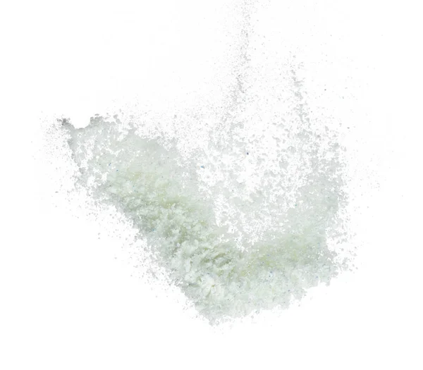 洗剤粉末スプラッシュは空気中を飛ぶ 洗剤粉は空中に浮く 洗剤パウダーブルーの石鹸爆発がなびくスロー 白地分離高速シャッターフリーズ動作 — ストック写真