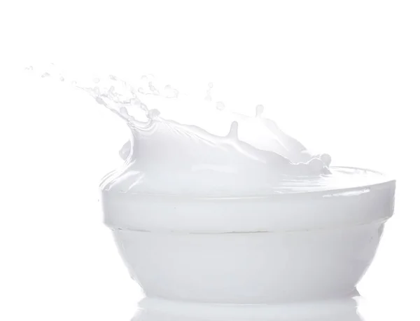 牛乳ヨーグルト白水をボウルからスプラッシュをこぼす 乳液が空中に浮かぶ ミルク保湿剤爆発がなびくスロー 白地分離高速シャッターフリーズ動作 — ストック写真