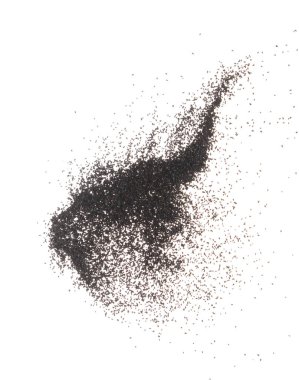 Kara susam tohumları uçuşan patlamalar, yüzen siyah tahıl dalgaları. Soyut bulut sineği havaya sıçrar. Susam tohumu maddi gıdadır. Beyaz arkaplan izole edilmiş yüksek hızlı deklanşör, dur hareketi